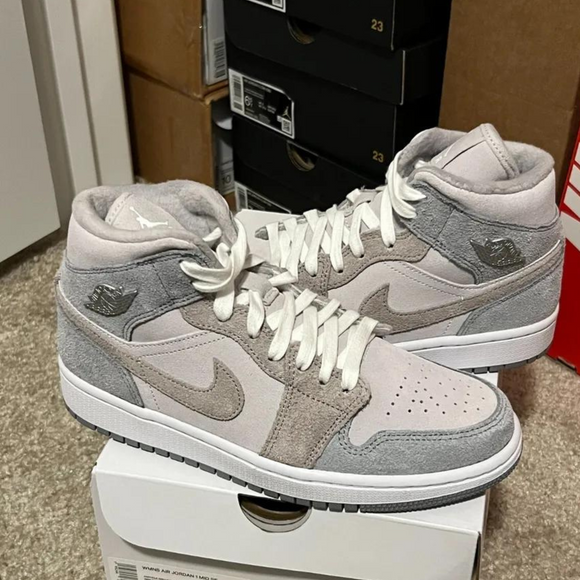 Jordan 1 Mid SE Particle Grey (W)