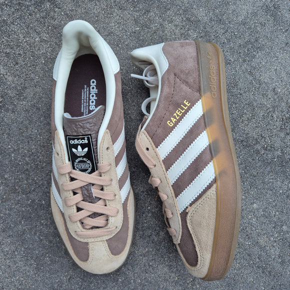 Adidas Gazelle Indoors Earth strata/Magic beige IF9646 SneakerMood Lifestyle pair view