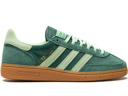 Adidas Handball Spezial Collegiate Green Semi Green Spark IE5896 SneakerMood Side view, toe pointing right