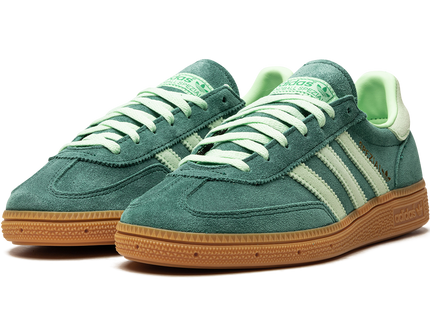 Adidas Handball Spezial Collegiate Green Semi Green Spark IE5896 SneakerMood Pair, front three-quarter view