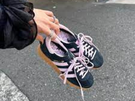 Adidas Handball Spezial Core Black Pink IE5897 SneakerMood Hand-held pair view