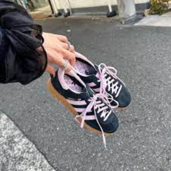 Adidas Handball Spezial Core Black Pink IE5897 SneakerMood Hand-held pair view