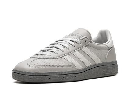 Adidas Handball Spezial Triple Grey IE9840 SneakerMood Front three-quarter view