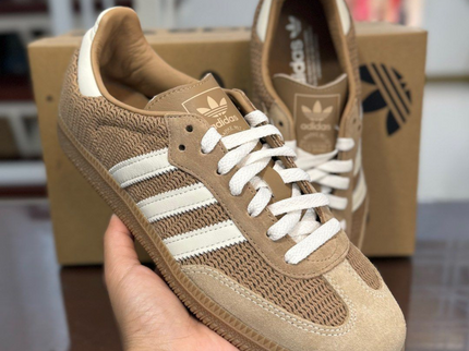 Adidas Samba OG Cardboard IG1379 SneakerMood Hand-held shoe view