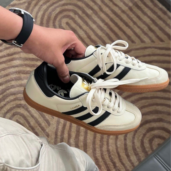 Adidas Samba OG Cream White Sand Strata ID0478 SneakerMood Hand-held pair view