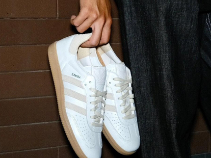 Adidas Samba OG "Magic Beige" IG1376 SneakerMood Hand-held pair view