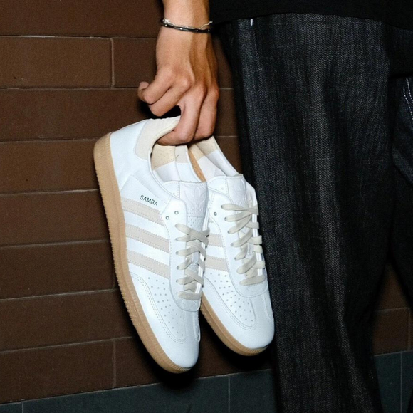 Adidas Samba OG "Magic Beige" IG1376 SneakerMood Hand-held pair view