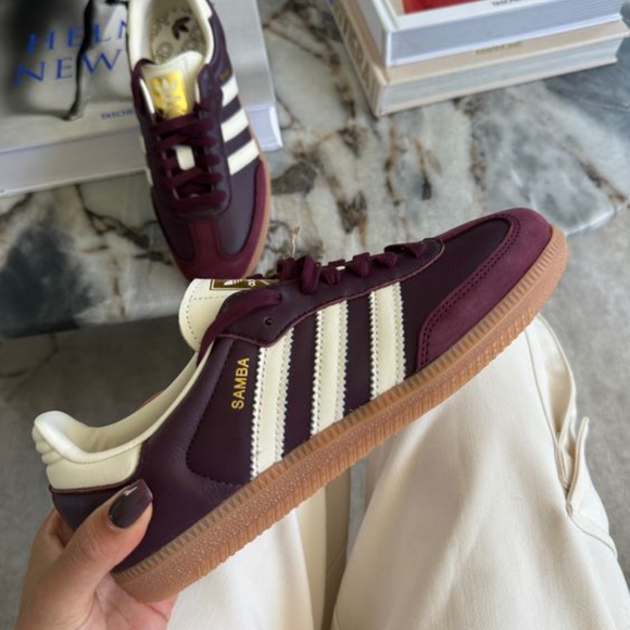 Adidas Samba OG Maroon ID0477 SneakerMood Hand-held shoe view
