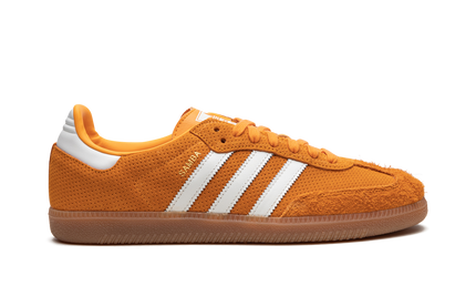 Adidas Samba OG Orange Rush Gum HP7898 SneakerMood Side view, toe pointing right