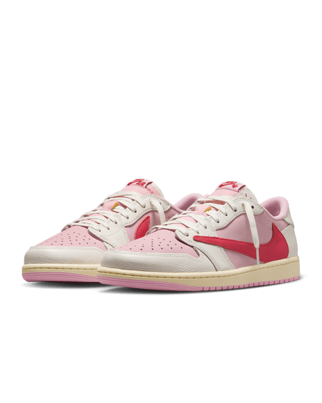 Air Jordan 1 Retro Low OG SP Travis Scott Sail Tropical Pink IQ7604-101 SneakerMood Pár elölről, háromnegyedes nézetben