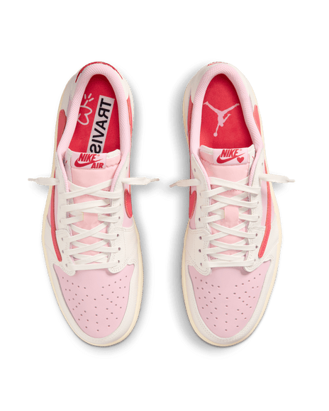 Air Jordan 1 Retro Low OG SP Travis Scott Sail Tropical Pink IQ7604-101 SneakerMood Pár felülnézetből