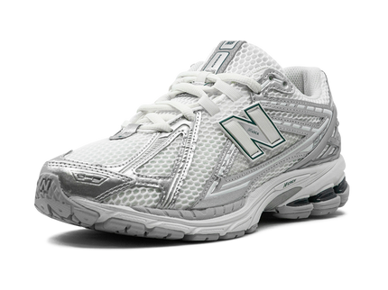 New Balance 1906R Silver Metallic Sea Salt M1906REE SneakerMood Front three-quarter view