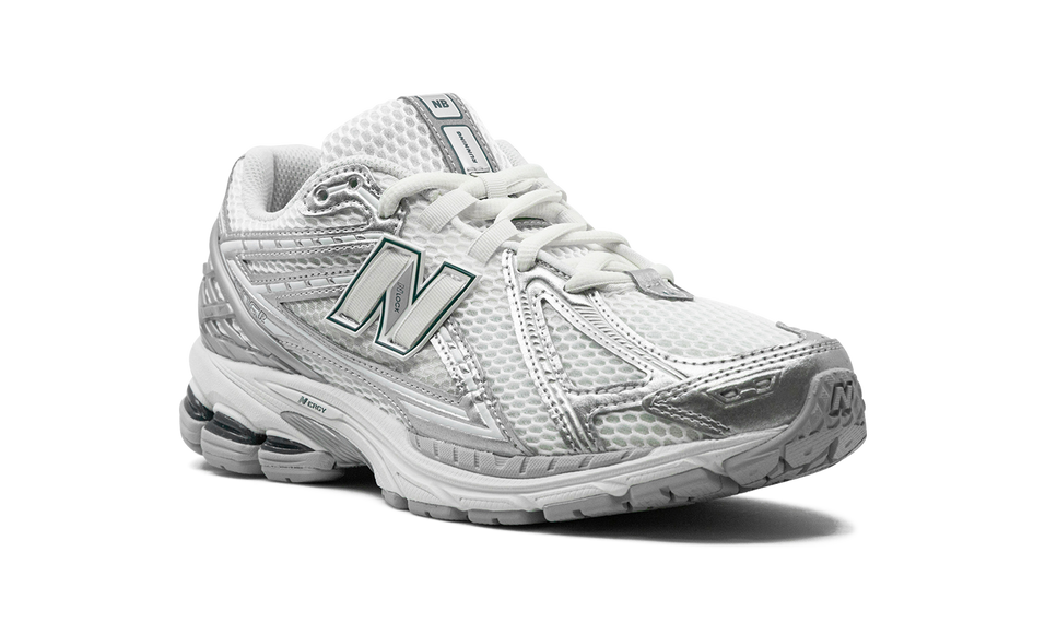 New Balance 1906R Silver Metallic Sea Salt M1906REE SneakerMood Front three-quarter view
