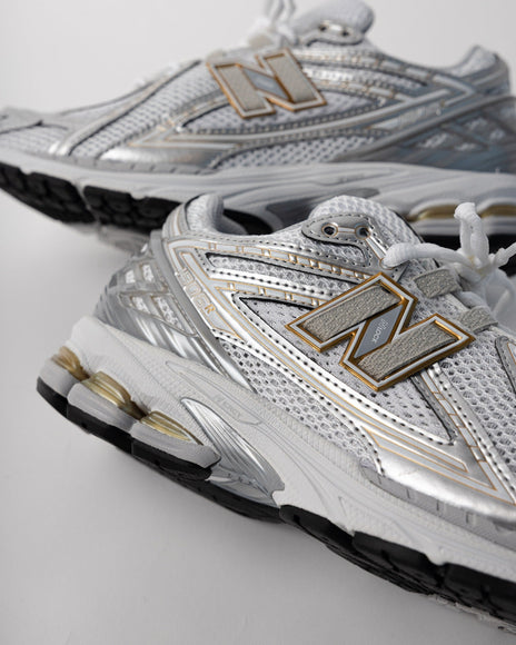 New Balance 1906R White Rain Cloud Silver Metallic M1906RI SneakerMood Lifestyle view