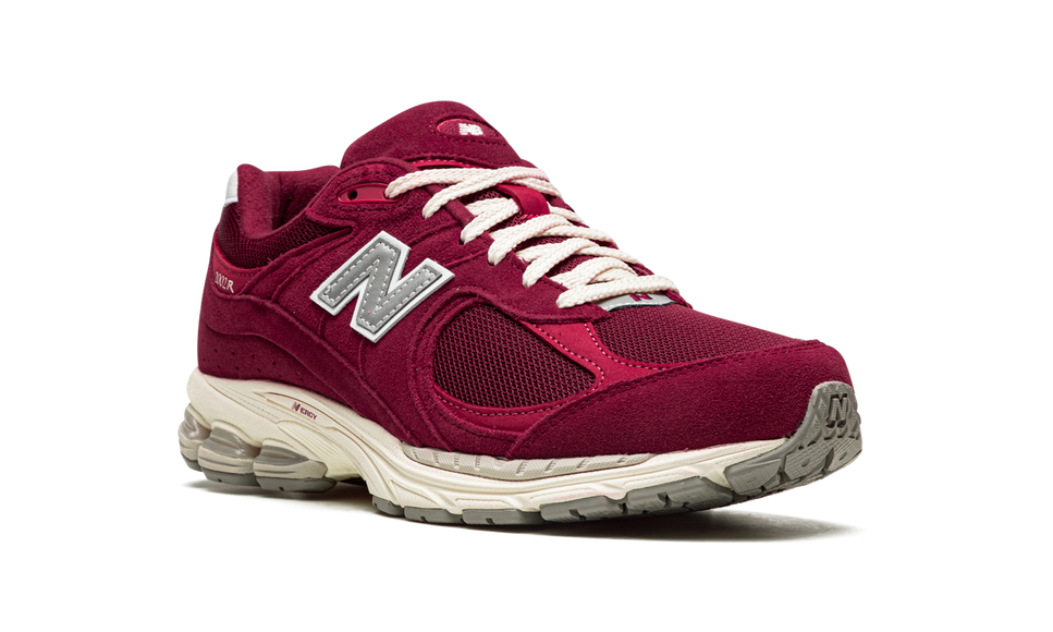 New Balance 2002R Bordeaux M2002RHA SneakerMood Front three-quarter view