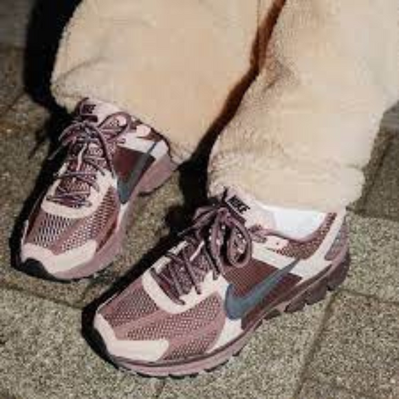 Nike Zoom Vomero 5 WMNS 'Plum Eclipse' - SneakerMood 