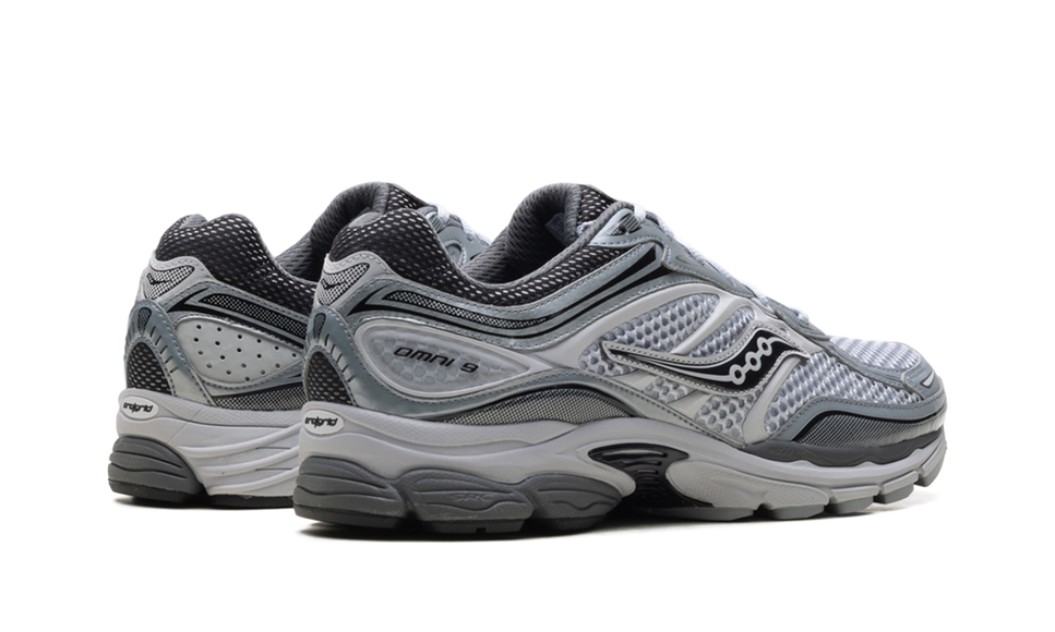 Saucony ProGrid Omni 9 Microchip S70739-8 SneakerMood Pair, rear three-quarter view