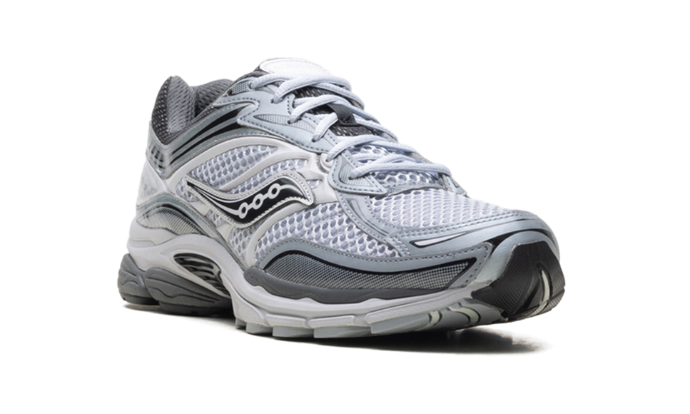 Saucony ProGrid Omni 9 Microchip S70739-8 SneakerMood Front three-quarter view