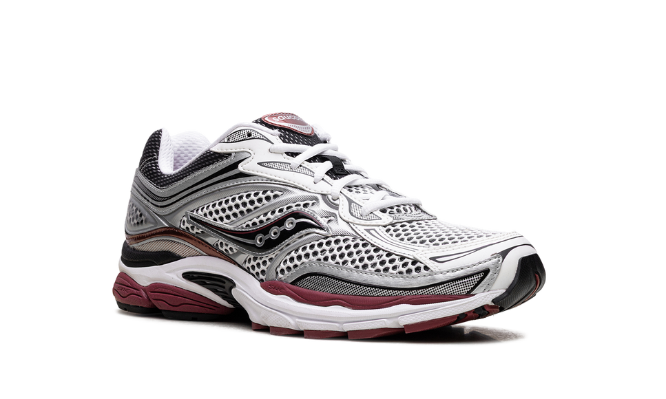 Saucony ProGrid Omni 9 OG White Silver Red S70739-1 SneakerMood Front three-quarter view