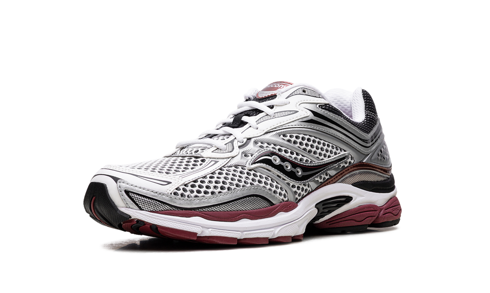 Saucony ProGrid Omni 9 OG White Silver Red S70739-1 SneakerMood Front three-quarter view