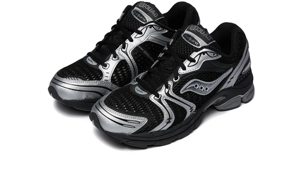 Saucony ProGrid Triumph 4 Black Silver S70704-23 SneakerMood Pair, front three-quarter view
