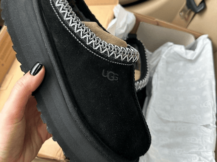 UGG Tazz Slipper Black - SneakerMood 