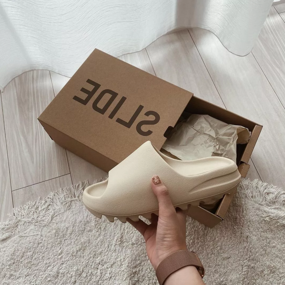 Yeezy Slide Bone 2023 - SneakerMood 