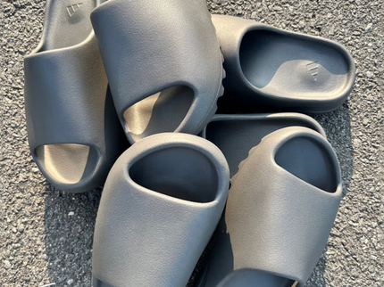 Yeezy Slide 'Granite' - SneakerMood 