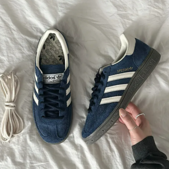 adidas Handball Spezial 'Night Indigo' IF7087 SneakerMood Hand-held shoe view