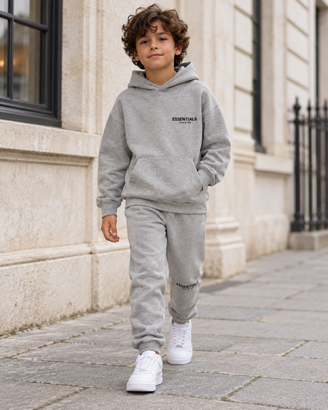 Kind trägt Essentials Hoodie und Jogginghose in Dark Oatmeal – SneakerMood