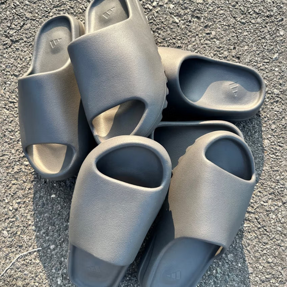 Yeezy Slide 'Granite' - SneakerMood 