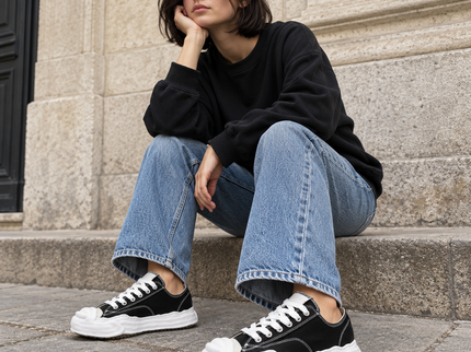 Maison Mihara Yasuhiro Hank OG Sole Canvas Low Black A05FW702 SneakerMood gedragen door model op straat