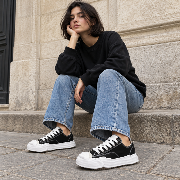 Maison Mihara Yasuhiro Hank OG Sole Canvas Low Black A05FW702 SneakerMood gedragen door model op straat