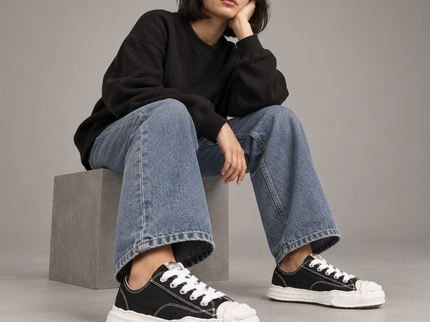 Maison Mihara Yasuhiro Hank OG Sole Canvas Low Black A05FW702 SneakerMood gedragen door model in de studio