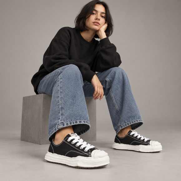 Maison Mihara Yasuhiro Hank OG Sole Canvas Low Black A05FW702 SneakerMood gedragen door model in de studio