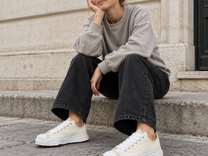 Maison Mihara Yasuhiro Hank OG Sole Canvas Low White A05FW702 SneakerMood gedragen door model op straat