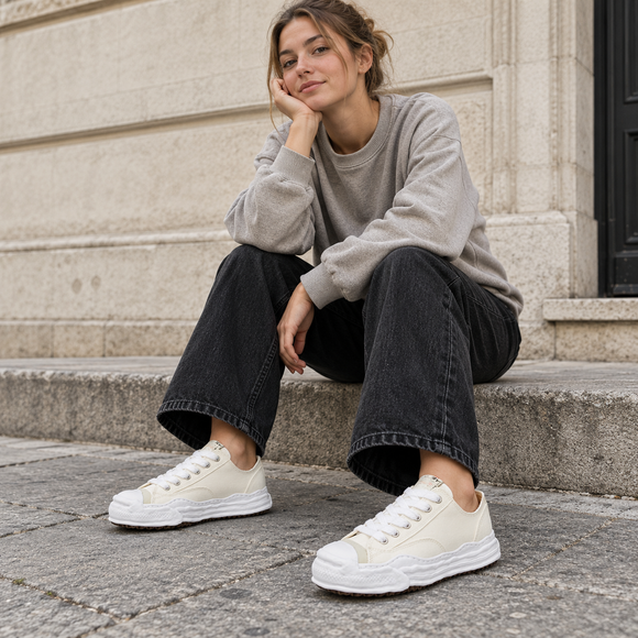 Maison Mihara Yasuhiro Hank OG Sole Canvas Low White A05FW702 SneakerMood gedragen door model op straat
