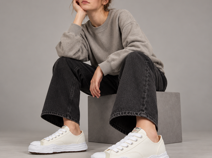 Maison Mihara Yasuhiro Hank OG Sole Canvas Low White A05FW702 SneakerMood gedragen door model in de studio