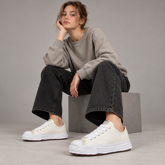 Maison Mihara Yasuhiro Hank OG Sole Canvas Low White A05FW702 SneakerMood gedragen door model in de studio