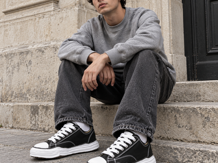 Maison Mihara Yasuhiro Peterson OG Sole Canvas Low Black A01FW702 SneakerMood gedragen door model op straat