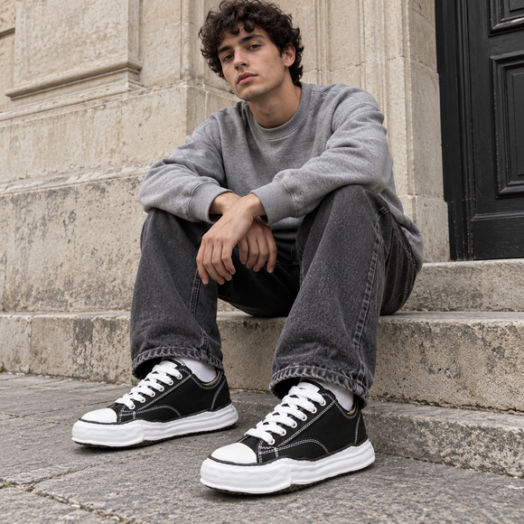 Maison Mihara Yasuhiro Peterson OG Sole Canvas Low Black A01FW702 SneakerMood gedragen door model op straat
