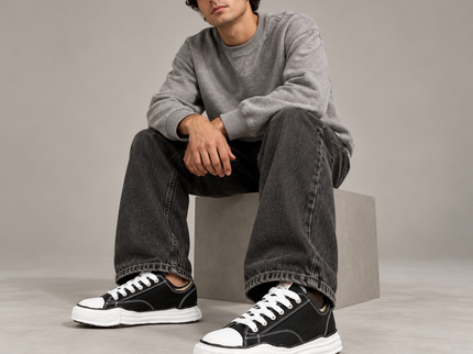 Maison Mihara Yasuhiro Peterson OG Sole Canvas Low Black A01FW702 SneakerMood gedragen door model in de studio