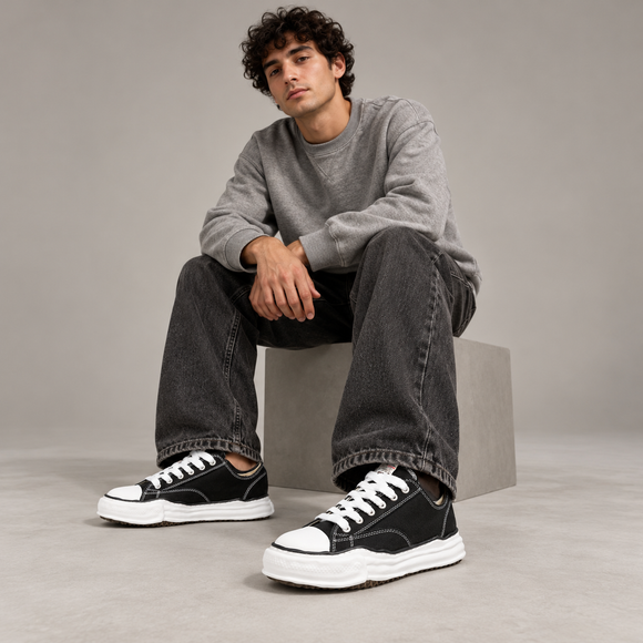 Maison Mihara Yasuhiro Peterson OG Sole Canvas Low Black A01FW702 SneakerMood gedragen door model in de studio