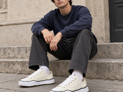 Maison Mihara Yasuhiro Peterson OG Sole Canvas Low White A01FW702 SneakerMood gedragen door model op straat