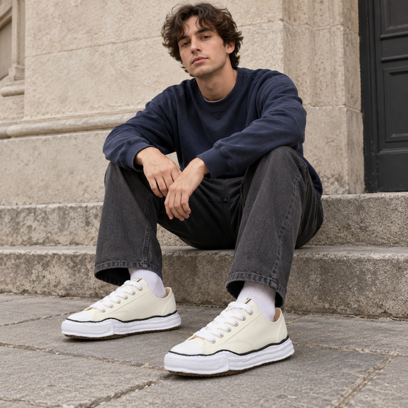 Maison Mihara Yasuhiro Peterson OG Sole Canvas Low White A01FW702 SneakerMood gedragen door model op straat