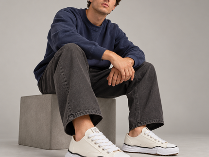 Maison Mihara Yasuhiro Peterson OG Sole Canvas Low White A01FW702 SneakerMood gedragen door model in de studio