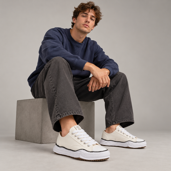 Maison Mihara Yasuhiro Peterson OG Sole Canvas Low White A01FW702 SneakerMood gedragen door model in de studio