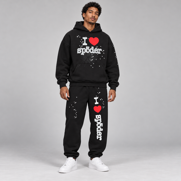 Sp5der I Heart SP5 Set Black – hoodie en sweatpants gedragen door een model in de studio