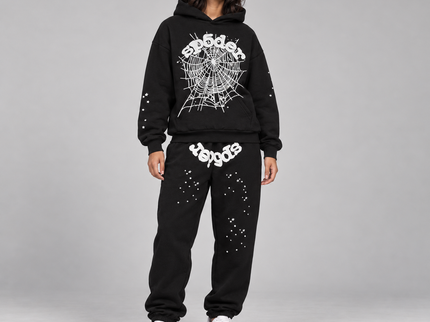 Sp5der OG Web Set Black – hoodie en sweatpants gedragen door een model in de studio