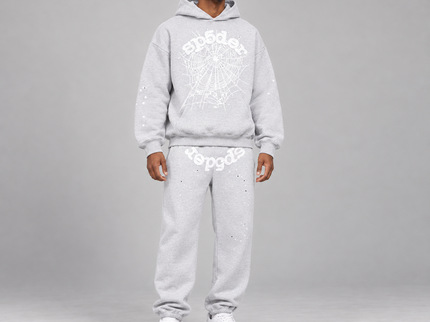 Sp5der OG Web Set Heather Grey – hoodie en sweatpants gedragen door een model in de studio